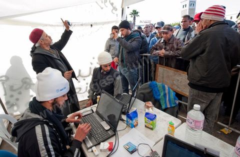 28 janvier : le "stand Facebook" installé auprès de la Caravane de la Libération, à la place du gouvernement, qui prend en considération les demandes, les témoignages et documents des habitants du sud ouest sur leur situation, les exactions de la police et autres ... Il s'agit d'une équipe de facebookeurs et de bloggeurs associée pour certains aux 76 tunisiens membres de Anonymous le matin de la 6ème jour de la Caravane de la Libération sur la place du gouvernement. 