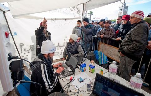 28 janvier : le "stand Facebook" installé auprès de la Caravane de la Libération, à la place du gouvernement, qui prend en considération les demandes, les témoignages et documents des habitants du sud ouest sur leur situation, les exactions de la police et autres ... Il s'agit d'une équipe de facebookeurs et de bloggeurs associée pour certains aux 76 tunisiens membres de Anonymous le matin de la 6ème jour de la Caravane de la Libération sur la place du gouvernement. 