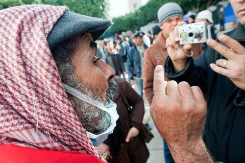 28 janvier : le "stand Facebook" installé auprès de la Caravane de la Libération, à la place du gouvernement, qui prend en considération les demandes, les témoignages et documents des habitants du sud ouest sur leur situation, les exactions de la police et autres ... Il s'agit d'une équipe de facebookeurs et de bloggeurs associée pour certains aux 76 tunisiens membres de Anonymous le matin de la 6ème jour de la Caravane de la Libération sur la place du gouvernement. 