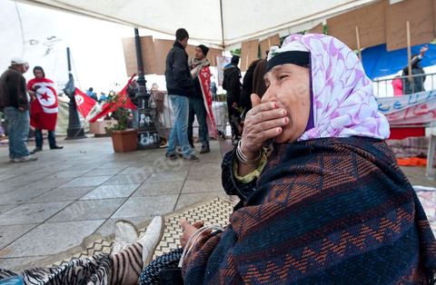 28 janvier : 6ème journée du sit in à la Kasbah de la Caravane de la Libération. Femme de martyr venue de Kasserine en mémoire aux enfants morts pour cette révolution dasn les régions du sud ouest.