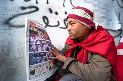 28 janvier : 6ème journée du sit in à la Kasbah de la Caravane de la Libération. Les jeunes manifestants font leur revue de presse du matin, jeunes et journaux tunisiens.