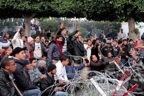 28 janvier fin d'après midi, des jeunes manifestants infiltrés dans la pacifique Caravane de la Libération provoquent les forces de police présentent depuis le matin avec tout l'équipement anti émeute, la police attaque avec chiens, gaz lacrymo et matraque et investisse la place du gouvernement où les manifestants pacifiques venus du sud ouest tenaient un sitin depuis six jours. Cette opération permis le nettoyage complet  de la place.