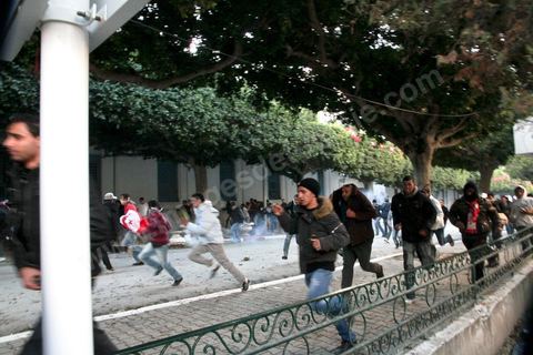 28 janvier fin d'après midi, des jeunes manifestants infiltrés dans la pacifique Caravane de la Libération provoquent les forces de police présentent depuis le matin avec tout l'équipement anti émeute, la police attaque avec chiens, gaz lacrymo et matraque et investisse la place du gouvernement où les manifestants pacifiques venus du sud ouest tenaient un sitin depuis six jours. Cette opération permis le nettoyage complet  de la place.