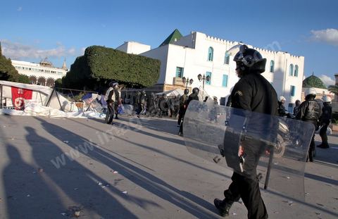 28 janvier fin d'après midi, des jeunes manifestants infiltrés dans la pacifique Caravane de la Libération provoquent les forces de police présentent depuis le matin avec tout l'équipement anti émeute, la police attaque avec chiens, gaz lacrymo et matraque et investisse la place du gouvernement où les manifestants pacifiques venus du sud ouest tenaient un sitin depuis six jours. Cette opération permis le nettoyage complet  de la place.
