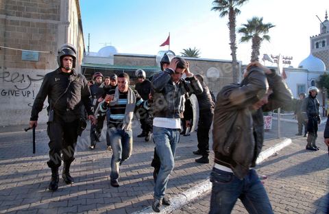 28 janvier fin d'après midi, des jeunes manifestants infiltrés dans la pacifique Caravane de la Libération provoquent les forces de police présentent depuis le matin avec tout l'équipement anti émeute, la police attaque avec chiens, gaz lacrymo et matraque et investisse la place du gouvernement où les manifestants pacifiques venus du sud ouest tenaient un sitin depuis six jours. Cette opération permis le nettoyage complet  de la place.