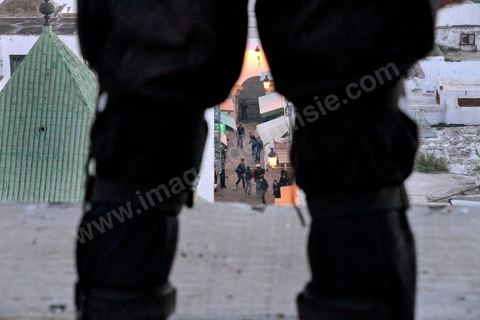 28 janvier fin d'après midi, des jeunes manifestants infiltrés dans la pacifique Caravane de la Libération provoquent les forces de police présentent depuis le matin avec tout l'équipement anti émeute, la police attaque avec chiens, gaz lacrymo et matraque et investisse la place du gouvernement où les manifestants pacifiques venus du sud ouest tenaient un sitin depuis six jours. Cette opération permis le nettoyage complet  de la place.