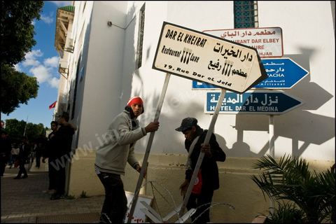 Les manifestants se prparent  afin d'empcher l'vacuation de la Kasbah par les forces de police sur 28 Janvier 2011.
