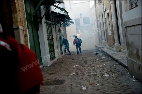 L'assaut final est donn par les forces de police afin d'vacuer la Kasbah avec le 28 Janvier 2011. les manifestants sont refouls dasn les ruelles de la medina de Tunis et poursuivis jusque sur l'avenue Habib Bourguiba et ses rues avoisinantes.