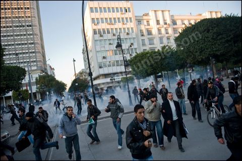L'assaut final est donn par les forces de police afin d'vacuer la Kasbah avec le 28 Janvier 2011. les manifestants sont refouls dasn les ruelles de la medina de Tunis et poursuivis jusque sur l'avenue Habib Bourguiba et ses rues avoisinantes.