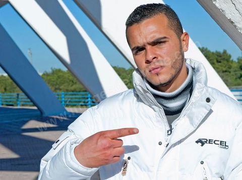 le 29 janvier : le rappeur El Général rassemble par ses chansons la jeunesse tunisienne. El General est le pseudo de Hamada Ben Amor, un jeune rappeur de 22 ans dont les morceaux sont devenus l'hymne de la jeunesse contestataire de Tunisie. Fin décembre, El general avait mis en ligne un titre intitulé Raïs Lebled («Le chef du pays»), qui interpellait directement le président tunisien Zine El Abidine Ben Ali sur la misère sociale du pays, la violence du régime et le chômage des jeunes. Cela lui coutera de se faire arréter et emprissoner quelques jours la semaine du 14 janvier pour être libéré après la fuite de Ben Ali.