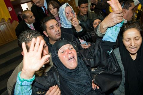 le 29 janvier la maman du jeune martyr qui s'est immolé par le feu Mohamed Bouazizi se rend pour la première fois à Tunis invitée par le PDP (Parti Démocrate Progressiste) pour son premier meeting politique dans la grand salle de sports de la Coupole à Tunis.