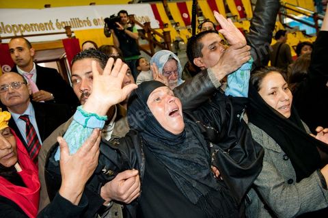 le 29 janvier la maman du jeune martyr qui s'est immolé par le feu Mohamed Bouazizi se rend pour la première fois à Tunis invitée par le PDP (Parti Démocrate Progressiste) pour son premier meeting politique dans la grand salle de sports de la Coupole à Tunis.