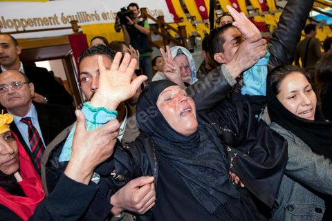 le 29 janvier la maman du jeune martyr qui s'est immolé par le feu Mohamed Bouazizi se rend pour la première fois à Tunis invitée par le PDP (Parti Démocrate Progressiste) pour son premier meeting politique dans la grand salle de sports de la Coupole à Tunis.