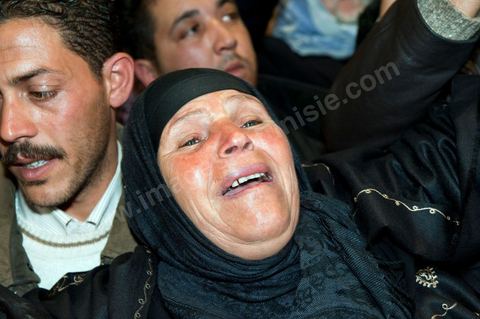 le 29 janvier la maman du jeune martyr qui s'est immolé par le feu Mohamed Bouazizi se rend pour la première fois à Tunis invitée par le PDP (Parti Démocrate Progressiste) pour son premier meeting politique dans la grand salle de sports de la Coupole à Tunis.