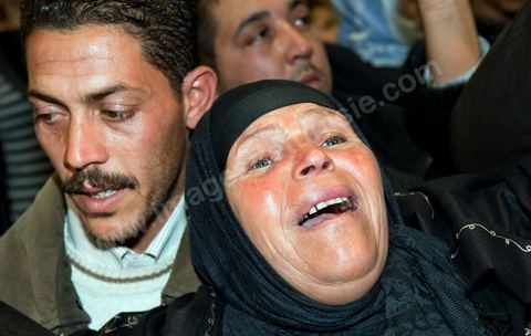 le 29 janvier la maman du jeune martyr qui s'est immolé par le feu Mohamed Bouazizi se rend pour la première fois à Tunis invitée par le PDP (Parti Démocrate Progressiste) pour son premier meeting politique dans la grand salle de sports de la Coupole à Tunis.