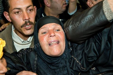 le 29 janvier la maman du jeune martyr qui s'est immolé par le feu Mohamed Bouazizi se rend pour la première fois à Tunis invitée par le PDP (Parti Démocrate Progressiste) pour son premier meeting politique dans la grand salle de sports de la Coupole à Tunis.