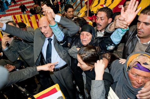 le 29 janvier la maman du jeune martyr qui s'est immolé par le feu Mohamed Bouazizi se rend pour la première fois à Tunis invitée par le PDP (Parti Démocrate Progressiste) pour son premier meeting politique dans la grand salle de sports de la Coupole à Tunis. Ici avec Ahmed Nejib CHEBBI candaidat aux présidentielles pour le PDP et actuel ministre de du Développement régional et local du gouvernement de transition.