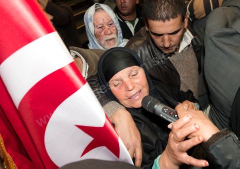le 29 janvier la maman du jeune martyr qui s'est immolé par le feu Mohamed Bouazizi se rend pour la première fois à Tunis invitée par le PDP (Parti Démocrate Progressiste) pour son premier meeting politique dans la grand salle de sports de la Coupole à Tunis.