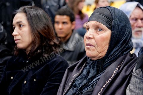 le 29 janvier la maman du jeune martyr qui s'est immolé par le feu Mohamed Bouazizi se rend pour la première fois à Tunis invitée par le PDP (Parti Démocrate Progressiste) pour son premier meeting politique dans la grand salle de sports de la Coupole à Tunis.