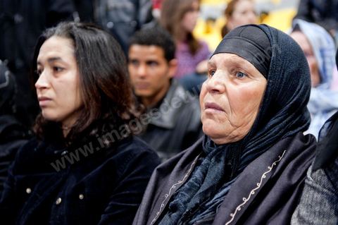 le 29 janvier la maman du jeune martyr qui s'est immolé par le feu Mohamed Bouazizi se rend pour la première fois à Tunis invitée par le PDP (Parti Démocrate Progressiste) pour son premier meeting politique dans la grand salle de sports de la Coupole à Tunis.