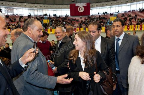29 janvier : la secrétaire générale du PDP Maya Jribi, grand militante de l'opposition à Ben Ali au premier grand meeting politique du PDP (Parti Démocrates progressistes) depuis le départ de Ben Ali à la grande salle des sports "la coupole" d'El Menzah en présence du rappeur El Général, de la maman de Bouaziz et du leader du parti pour les prochaines élections présidentielles Ahmed Nejib Chebbi, actuel ministre du développement régional et local dasn le gouvernement de transition.