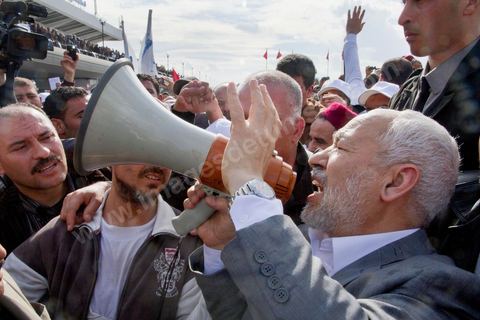 30 janvier L'opposant islamiste tunisien Rached Ghannouchi est arrivé dimanche midi à Tunis après plus de 20 ans d'exil. Chef historique du mouvement islamiste tunisien,  Rached Ghannouchi , longtemps considéré comme un radical proche des Frères  musulmans égyptiens, se pose désormais en "modéré", symbole d'un islam étouffé  par un régime de fer qui se cherche une place dans une Tunisie démocratique."Je ne suis pas un Khomeiny", "nous avons un parti islamiste et  démocratique, très proche de l'AKP turc", répète le fondateur d'Ennahda  (Renaissance) à la presse depuis la chute du président Zine El Abidine Ben Ali,  qui a fui la Tunisie le 14 janvier.
