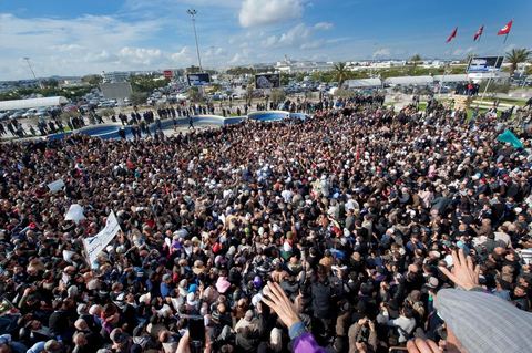 30 janvier L'opposant islamiste tunisien Rached Ghannouchi est arrivé dimanche midi à Tunis après plus de 20 ans d'exil. Chef historique du mouvement islamiste tunisien,  Rached Ghannouchi , longtemps considéré comme un radical proche des Frères  musulmans égyptiens, se pose désormais en "modéré", symbole d'un islam étouffé  par un régime de fer qui se cherche une place dans une Tunisie démocratique."Je ne suis pas un Khomeiny", "nous avons un parti islamiste et  démocratique, très proche de l'AKP turc", répète le fondateur d'Ennahda  (Renaissance) à la presse depuis la chute du président Zine El Abidine Ben Ali,  qui a fui la Tunisie le 14 janvier.