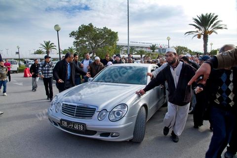 30 janvier L'opposant islamiste tunisien Rached Ghannouchi est arrivé dimanche midi à Tunis après plus de 20 ans d'exil. Chef historique du mouvement islamiste tunisien,  Rached Ghannouchi , longtemps considéré comme un radical proche des Frères  musulmans égyptiens, se pose désormais en "modéré", symbole d'un islam étouffé  par un régime de fer qui se cherche une place dans une Tunisie démocratique."Je ne suis pas un Khomeiny", "nous avons un parti islamiste et  démocratique, très proche de l'AKP turc", répète le fondateur d'Ennahda  (Renaissance) à la presse depuis la chute du président Zine El Abidine Ben Ali,  qui a fui la Tunisie le 14 janvier.