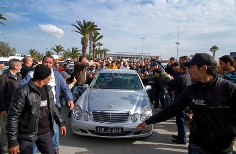 30 janvier L'opposant islamiste tunisien Rached Ghannouchi est arrivé dimanche midi à Tunis après plus de 20 ans d'exil. Chef historique du mouvement islamiste tunisien,  Rached Ghannouchi , longtemps considéré comme un radical proche des Frères  musulmans égyptiens, se pose désormais en "modéré", symbole d'un islam étouffé  par un régime de fer qui se cherche une place dans une Tunisie démocratique."Je ne suis pas un Khomeiny", "nous avons un parti islamiste et  démocratique, très proche de l'AKP turc", répète le fondateur d'Ennahda  (Renaissance) à la presse depuis la chute du président Zine El Abidine Ben Ali,  qui a fui la Tunisie le 14 janvier.