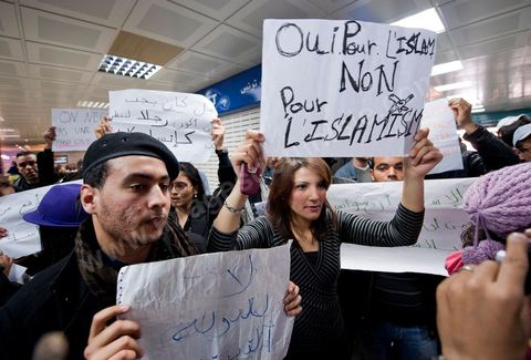 30 janvier L'opposant islamiste tunisien Rached Ghannouchi est arrivé dimanche midi à Tunis après plus de 20 ans d'exil. Chef historique du mouvement islamiste tunisien,  Rached Ghannouchi , longtemps considéré comme un radical proche des Frères  musulmans égyptiens, se pose désormais en "modéré", symbole d'un islam étouffé  par un régime de fer qui se cherche une place dans une Tunisie démocratique."Je ne suis pas un Khomeiny", "nous avons un parti islamiste et  démocratique, très proche de l'AKP turc", répète le fondateur d'Ennahda  (Renaissance) à la presse depuis la chute du président Zine El Abidine Ben Ali,  qui a fui la Tunisie le 14 janvier.
