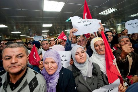 30 janvier L'opposant islamiste tunisien Rached Ghannouchi est arrivé dimanche midi à Tunis après plus de 20 ans d'exil. Chef historique du mouvement islamiste tunisien,  Rached Ghannouchi , longtemps considéré comme un radical proche des Frères  musulmans égyptiens, se pose désormais en "modéré", symbole d'un islam étouffé  par un régime de fer qui se cherche une place dans une Tunisie démocratique."Je ne suis pas un Khomeiny", "nous avons un parti islamiste et  démocratique, très proche de l'AKP turc", répète le fondateur d'Ennahda  (Renaissance) à la presse depuis la chute du président Zine El Abidine Ben Ali,  qui a fui la Tunisie le 14 janvier.