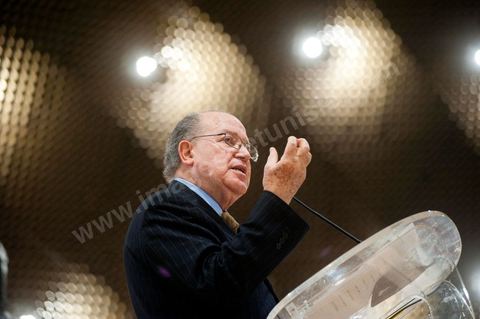 5 février : 1er grand meeting politique du Forum démocratique pour le travail et les libertés (FDTL) au Palais des Congrès de Tunis. L'un des membres fondateurs et Secrétaire Général du FDLT est le Dr Mustapha Ben Jaafar.Biographie : Après des études secondaires au Collège Sadiki, de 1950 à 1956, il rejoint quelques années plus tard le Néo-Destour, parti au pouvoir ; il milite également au sein de l'Union générale des étudiants tunisiens alors qu'il étudie la médecine en France et ce jusqu'en 19681. Choqué par le limogeage du ministre Ahmed Ben Salah en 1969 puis par l'échec du congrès du parti au pouvoir (devenu entre temps le Parti socialiste destourien) en 1970, Ben Jaafar rentré de France contacte des dissidents du parti, réunis autour d'Ahmed Mestiri, et participe à la fondation de l'hebdomadaire Erraï (L'Opinion) et du Conseil des libertés en 1976, ancêtre de la Ligue tunisienne des droits de l'homme (LTDH)1.Membre fondateur du Mouvement des démocrates socialistes en 1978, il occupe dans le même temps le poste de professeur à la faculté de médecine de Tunis, tout en étant chef du service de radiologie à l'Institut Salah-Azaïz puis au CHU La Rabta à Tunis dès 19811. C'est dans ce contexte qu'il fonde le syndicat des médecins hospitalo-universitaires en 1977. Entré en conflit avec le patron du MDS, Mohamed Moada, Ben Jaafar et d'autres membres du bureau politique sont exclus du parti à l'occasion du congrès organisé en 19921. Vice-président de la LTDH de 1986 à 1994, il fonde son propre parti, le Forum démocratique pour le travail et les libertés (FDTL), en 1994 et participe à la création du Conseil national des libertés en Tunisie quatre ans plus tard1.Après la légalisation du FDTL en 2002, il parvient à organiser le congrès fondateur en 2009, quelques mois avant l'élection présidentielle du 25 octobre 2009 auquel il décide de se présenter. Même si le président en place, Zine el-Abidine Ben Ali, se