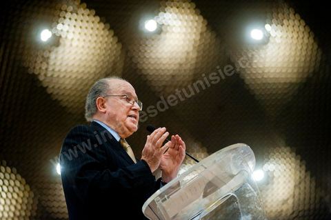 5 février : 1er grand meeting politique du Forum démocratique pour le travail et les libertés (FDTL) au Palais des Congrès de Tunis. L'un des membres fondateurs et Secrétaire Général du FDLT est le Dr Mustapha Ben Jaafar.Biographie : Après des études secondaires au Collège Sadiki, de 1950 à 1956, il rejoint quelques années plus tard le Néo-Destour, parti au pouvoir ; il milite également au sein de l'Union générale des étudiants tunisiens alors qu'il étudie la médecine en France et ce jusqu'en 19681. Choqué par le limogeage du ministre Ahmed Ben Salah en 1969 puis par l'échec du congrès du parti au pouvoir (devenu entre temps le Parti socialiste destourien) en 1970, Ben Jaafar rentré de France contacte des dissidents du parti, réunis autour d'Ahmed Mestiri, et participe à la fondation de l'hebdomadaire Erraï (L'Opinion) et du Conseil des libertés en 1976, ancêtre de la Ligue tunisienne des droits de l'homme (LTDH)1.Membre fondateur du Mouvement des démocrates socialistes en 1978, il occupe dans le même temps le poste de professeur à la faculté de médecine de Tunis, tout en étant chef du service de radiologie à l'Institut Salah-Azaïz puis au CHU La Rabta à Tunis dès 19811. C'est dans ce contexte qu'il fonde le syndicat des médecins hospitalo-universitaires en 1977. Entré en conflit avec le patron du MDS, Mohamed Moada, Ben Jaafar et d'autres membres du bureau politique sont exclus du parti à l'occasion du congrès organisé en 19921. Vice-président de la LTDH de 1986 à 1994, il fonde son propre parti, le Forum démocratique pour le travail et les libertés (FDTL), en 1994 et participe à la création du Conseil national des libertés en Tunisie quatre ans plus tard1.Après la légalisation du FDTL en 2002, il parvient à organiser le congrès fondateur en 2009, quelques mois avant l'élection présidentielle du 25 octobre 2009 auquel il décide de se présenter. Même si le président en place, Zine el-Abidine Ben Ali, se