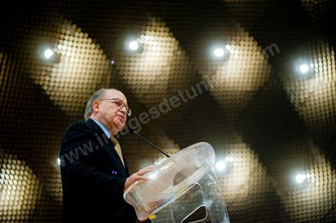 5 février : 1er grand meeting politique du Forum démocratique pour le travail et les libertés (FDTL) au Palais des Congrès de Tunis. L'un des membres fondateurs et Secrétaire Général du FDLT est le Dr Mustapha Ben Jaafar.Biographie : Après des études secondaires au Collège Sadiki, de 1950 à 1956, il rejoint quelques années plus tard le Néo-Destour, parti au pouvoir ; il milite également au sein de l'Union générale des étudiants tunisiens alors qu'il étudie la médecine en France et ce jusqu'en 19681. Choqué par le limogeage du ministre Ahmed Ben Salah en 1969 puis par l'échec du congrès du parti au pouvoir (devenu entre temps le Parti socialiste destourien) en 1970, Ben Jaafar rentré de France contacte des dissidents du parti, réunis autour d'Ahmed Mestiri, et participe à la fondation de l'hebdomadaire Erraï (L'Opinion) et du Conseil des libertés en 1976, ancêtre de la Ligue tunisienne des droits de l'homme (LTDH)1.Membre fondateur du Mouvement des démocrates socialistes en 1978, il occupe dans le même temps le poste de professeur à la faculté de médecine de Tunis, tout en étant chef du service de radiologie à l'Institut Salah-Azaïz puis au CHU La Rabta à Tunis dès 19811. C'est dans ce contexte qu'il fonde le syndicat des médecins hospitalo-universitaires en 1977. Entré en conflit avec le patron du MDS, Mohamed Moada, Ben Jaafar et d'autres membres du bureau politique sont exclus du parti à l'occasion du congrès organisé en 19921. Vice-président de la LTDH de 1986 à 1994, il fonde son propre parti, le Forum démocratique pour le travail et les libertés (FDTL), en 1994 et participe à la création du Conseil national des libertés en Tunisie quatre ans plus tard1.Après la légalisation du FDTL en 2002, il parvient à organiser le congrès fondateur en 2009, quelques mois avant l'élection présidentielle du 25 octobre 2009 auquel il décide de se présenter. Même si le président en place, Zine el-Abidine Ben Ali, se