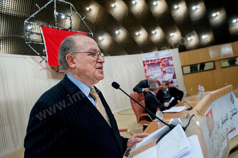5 février : 1er grand meeting politique du Forum démocratique pour le travail et les libertés (FDTL) au Palais des Congrès de Tunis. L'un des membres fondateurs et Secrétaire Général du FDLT est le Dr Mustapha Ben Jaafar.Biographie : Après des études secondaires au Collège Sadiki, de 1950 à 1956, il rejoint quelques années plus tard le Néo-Destour, parti au pouvoir ; il milite également au sein de l'Union générale des étudiants tunisiens alors qu'il étudie la médecine en France et ce jusqu'en 19681. Choqué par le limogeage du ministre Ahmed Ben Salah en 1969 puis par l'échec du congrès du parti au pouvoir (devenu entre temps le Parti socialiste destourien) en 1970, Ben Jaafar rentré de France contacte des dissidents du parti, réunis autour d'Ahmed Mestiri, et participe à la fondation de l'hebdomadaire Erraï (L'Opinion) et du Conseil des libertés en 1976, ancêtre de la Ligue tunisienne des droits de l'homme (LTDH)1.Membre fondateur du Mouvement des démocrates socialistes en 1978, il occupe dans le même temps le poste de professeur à la faculté de médecine de Tunis, tout en étant chef du service de radiologie à l'Institut Salah-Azaïz puis au CHU La Rabta à Tunis dès 19811. C'est dans ce contexte qu'il fonde le syndicat des médecins hospitalo-universitaires en 1977. Entré en conflit avec le patron du MDS, Mohamed Moada, Ben Jaafar et d'autres membres du bureau politique sont exclus du parti à l'occasion du congrès organisé en 19921. Vice-président de la LTDH de 1986 à 1994, il fonde son propre parti, le Forum démocratique pour le travail et les libertés (FDTL), en 1994 et participe à la création du Conseil national des libertés en Tunisie quatre ans plus tard1.Après la légalisation du FDTL en 2002, il parvient à organiser le congrès fondateur en 2009, quelques mois avant l'élection présidentielle du 25 octobre 2009 auquel il décide de se présenter. Même si le président en place, Zine el-Abidine Ben Ali, se