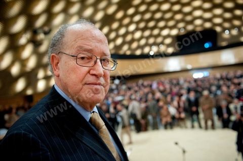 5 février : 1er grand meeting politique du Forum démocratique pour le travail et les libertés (FDTL) au Palais des Congrès de Tunis. L'un des membres fondateurs et Secrétaire Général du FDLT est le Dr Mustapha Ben Jaafar.Biographie : Après des études secondaires au Collège Sadiki, de 1950 à 1956, il rejoint quelques années plus tard le Néo-Destour, parti au pouvoir ; il milite également au sein de l'Union générale des étudiants tunisiens alors qu'il étudie la médecine en France et ce jusqu'en 19681. Choqué par le limogeage du ministre Ahmed Ben Salah en 1969 puis par l'échec du congrès du parti au pouvoir (devenu entre temps le Parti socialiste destourien) en 1970, Ben Jaafar rentré de France contacte des dissidents du parti, réunis autour d'Ahmed Mestiri, et participe à la fondation de l'hebdomadaire Erraï (L'Opinion) et du Conseil des libertés en 1976, ancêtre de la Ligue tunisienne des droits de l'homme (LTDH)1.Membre fondateur du Mouvement des démocrates socialistes en 1978, il occupe dans le même temps le poste de professeur à la faculté de médecine de Tunis, tout en étant chef du service de radiologie à l'Institut Salah-Azaïz puis au CHU La Rabta à Tunis dès 19811. C'est dans ce contexte qu'il fonde le syndicat des médecins hospitalo-universitaires en 1977. Entré en conflit avec le patron du MDS, Mohamed Moada, Ben Jaafar et d'autres membres du bureau politique sont exclus du parti à l'occasion du congrès organisé en 19921. Vice-président de la LTDH de 1986 à 1994, il fonde son propre parti, le Forum démocratique pour le travail et les libertés (FDTL), en 1994 et participe à la création du Conseil national des libertés en Tunisie quatre ans plus tard1.Après la légalisation du FDTL en 2002, il parvient à organiser le congrès fondateur en 2009, quelques mois avant l'élection présidentielle du 25 octobre 2009 auquel il décide de se présenter. Même si le président en place, Zine el-Abidine Ben Ali, se