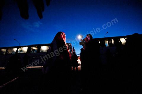 6 février : 7h du mat au départ de Tunis, la Caravane de Remerciements, au départ de Tunis près de 200 voitures et plusieurs bus se rendent à Sidi Bouzid pour la journée pour un grand moment de rencontres, de remerciemenst et d'échanges entre des tunisois et la population de Sidi Bouzid. L'accueil exceptionnellement chaleureux des habitants de Sidi Bouzid envahit le centre cille de Sidi Bouzid.