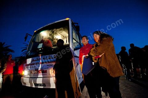 6 février : 7h du mat au départ de Tunis, la Caravane de Remerciements, au départ de Tunis près de 200 voitures et plusieurs bus se rendent à Sidi Bouzid pour la journée pour un grand moment de rencontres, de remerciemenst et d'échanges entre des tunisois et la population de Sidi Bouzid. L'accueil exceptionnellement chaleureux des habitants de Sidi Bouzid envahit le centre cille de Sidi Bouzid.