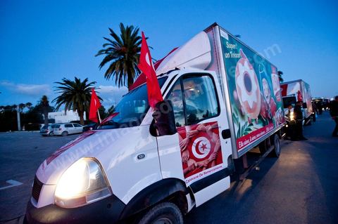 6 février : 7h du mat au départ de Tunis, la Caravane de Remerciements, au départ de Tunis près de 200 voitures et plusieurs bus se rendent à Sidi Bouzid pour la journée pour un grand moment de rencontres, de remerciemenst et d'échanges entre des tunisois et la population de Sidi Bouzid. L'accueil exceptionnellement chaleureux des habitants de Sidi Bouzid envahit le centre cille de Sidi Bouzid.