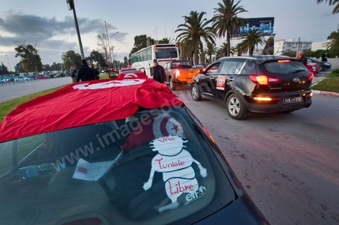 6 février : 7h du mat au départ de Tunis, la Caravane de Remerciements, au départ de Tunis près de 200 voitures et plusieurs bus se rendent à Sidi Bouzid pour la journée pour un grand moment de rencontres, de remerciemenst et d'échanges entre des tunisois et la population de Sidi Bouzid. L'accueil exceptionnellement chaleureux des habitants de Sidi Bouzid envahit le centre cille de Sidi Bouzid.