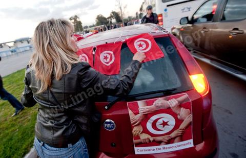 6 février : 7h du mat au départ de Tunis, la Caravane de Remerciements, au départ de Tunis près de 200 voitures et plusieurs bus se rendent à Sidi Bouzid pour la journée pour un grand moment de rencontres, de remerciemenst et d'échanges entre des tunisois et la population de Sidi Bouzid. L'accueil exceptionnellement chaleureux des habitants de Sidi Bouzid envahit le centre cille de Sidi Bouzid.