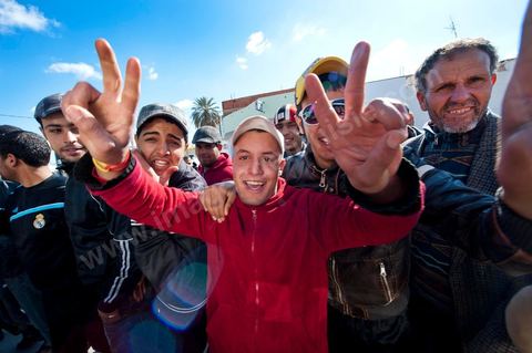 6 février : Arrivée et accueil des habitants de Sidi Bouzid pour la Caravane de Remerciements, au départ de Tunis près de 200 voitures et plusieurs bus se rendent à Sidi Bouzid pour la journée pour un grand moment de rencontres, de remerciemenst et d'échanges entre des tunisois et la population de Sidi Bouzid. L'accueil exceptionnellement chaleureux des habitants de Sidi Bouzid envahit le centre cille de Sidi Bouzid.
