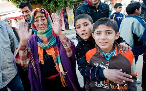 6 février : Arrivée et accueil des habitants de Sidi Bouzid pour la Caravane de Remerciements, au départ de Tunis près de 200 voitures et plusieurs bus se rendent à Sidi Bouzid pour la journée pour un grand moment de rencontres, de remerciemenst et d'échanges entre des tunisois et la population de Sidi Bouzid. L'accueil exceptionnellement chaleureux des habitants de Sidi Bouzid envahit le centre cille de Sidi Bouzid.