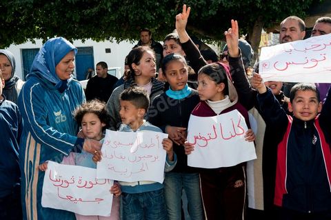 6 février : Arrivée et accueil des habitants de Sidi Bouzid pour la Caravane de Remerciements, au départ de Tunis près de 200 voitures et plusieurs bus se rendent à Sidi Bouzid pour la journée pour un grand moment de rencontres, de remerciemenst et d'échanges entre des tunisois et la population de Sidi Bouzid. L'accueil exceptionnellement chaleureux des habitants de Sidi Bouzid envahit le centre cille de Sidi Bouzid.