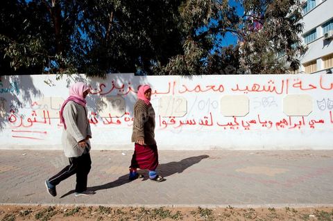 6 février : ambiance dans les rues de Sidi Bouzid à la venue de la Caravane de Remerciements, au départ de Tunis près de 200 voitures et plusieurs bus se rendent à Sidi Bouzid pour la journée pour un grand moment de rencontres, de remerciemenst et d'échanges entre des tunisois et la population de Sidi Bouzid. L'accueil exceptionnellement chaleureux des habitants de Sidi Bouzid envahit le centre cille de Sidi Bouzid.
