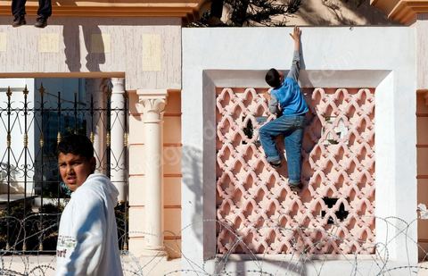 6 février : ambiance dans les rues de Sidi Bouzid à la venue de la Caravane de Remerciements, au départ de Tunis près de 200 voitures et plusieurs bus se rendent à Sidi Bouzid pour la journée pour un grand moment de rencontres, de remerciemenst et d'échanges entre des tunisois et la population de Sidi Bouzid. L'accueil exceptionnellement chaleureux des habitants de Sidi Bouzid envahit le centre cille de Sidi Bouzid.