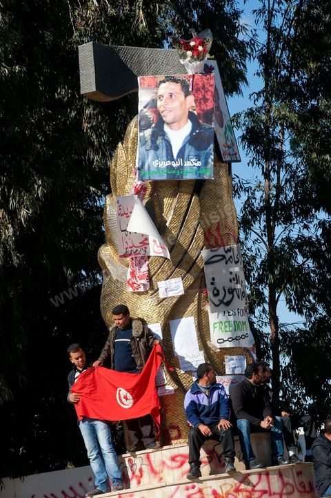 6 février : au monument de commération de Mohamed Bouazizi, ambiance dans les rues de Sidi Bouzid à la venue de la Caravane de Remerciements, au départ de Tunis près de 200 voitures et plusieurs bus se rendent à Sidi Bouzid pour la journée pour un grand moment de rencontres, de remerciemenst et d'échanges entre des tunisois et la population de Sidi Bouzid. L'accueil exceptionnellement chaleureux des habitants de Sidi Bouzid envahit le centre cille de Sidi Bouzid.