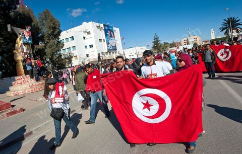 6 février : ambiance dans les rues de Sidi Bouzid à la venue de la Caravane de Remerciements, au départ de Tunis près de 200 voitures et plusieurs bus se rendent à Sidi Bouzid pour la journée pour un grand moment de rencontres, de remerciemenst et d'échanges entre des tunisois et la population de Sidi Bouzid. L'accueil exceptionnellement chaleureux des habitants de Sidi Bouzid envahit le centre cille de Sidi Bouzid.