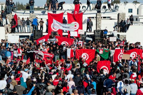 6 février : grand rassemblement des tunisois et des habitants de Sidi Bouzid dans le théâtre de plein air pour l'accueil de la Caravane de Remerciements, au départ de Tunis près de 200 voitures et plusieurs bus se rendent à Sidi Bouzid pour la journée pour un grand moment de rencontres, de remerciemenst et d'échanges entre des tunisois et la population de Sidi Bouzid. L'accueil exceptionnellement chaleureux des habitants de Sidi Bouzid envahit le centre cille de Sidi Bouzid.