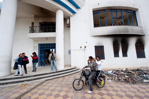 8 février : Cité Ettadhamen dans la banlieue ouest de Tunis, la municipalité a été dévastée et brûlée la nuit du 14 janvier par les gens du quartier, aujourd'hui elle est le lieu de jeux et de visites des jeunes du quartier.